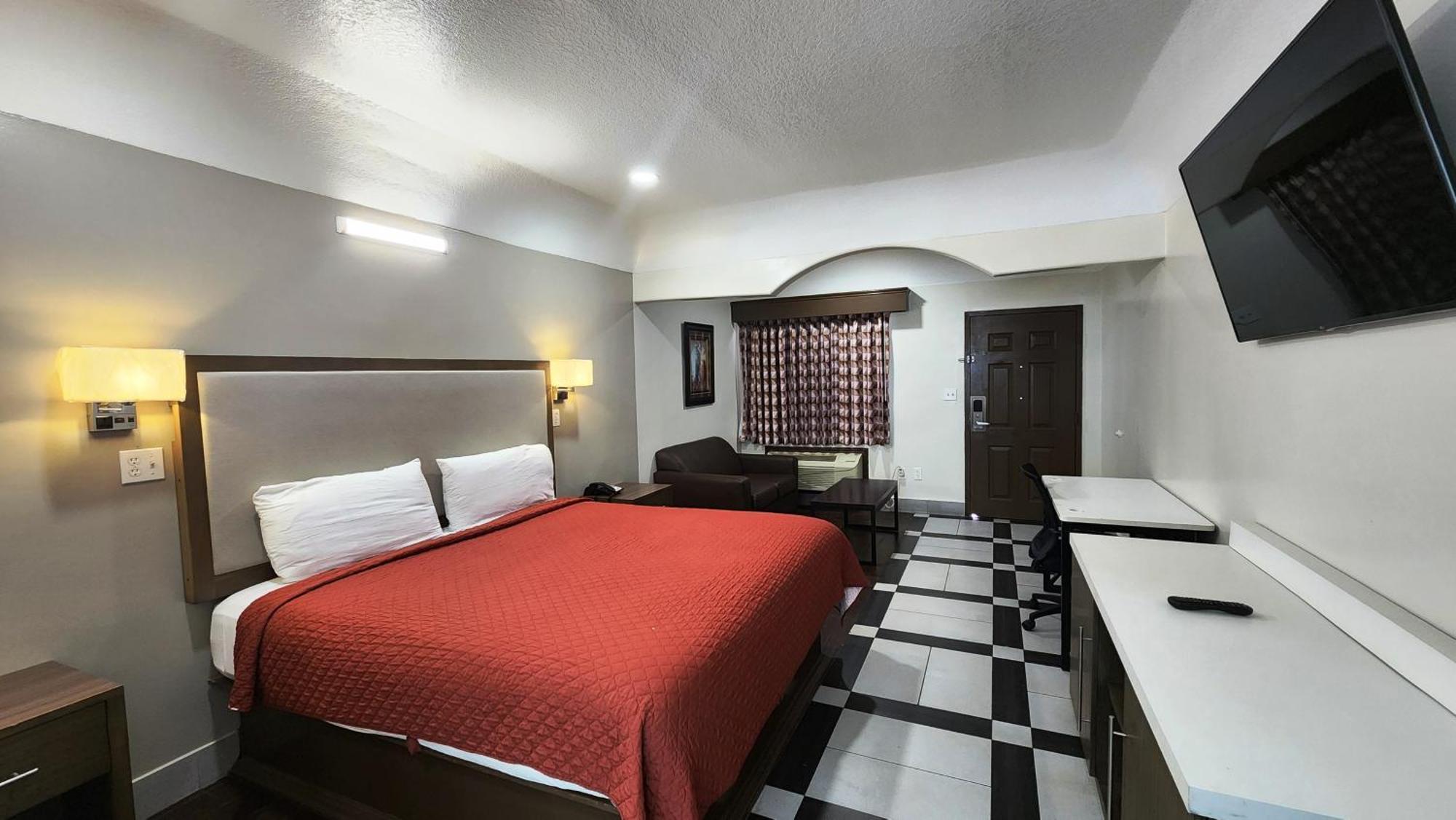 Scottish Inn & Suites Sam Houston Parkway Exterior photo