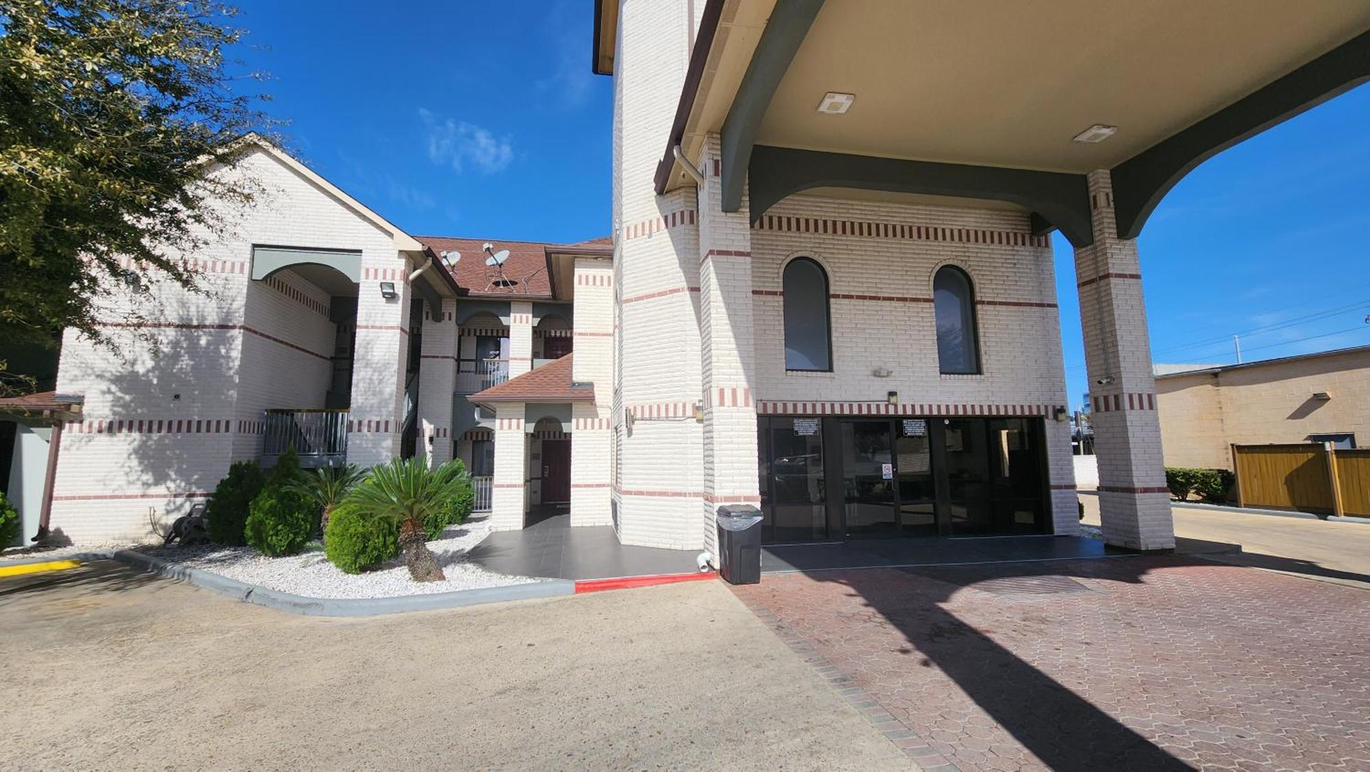 Scottish Inn & Suites Sam Houston Parkway Exterior photo